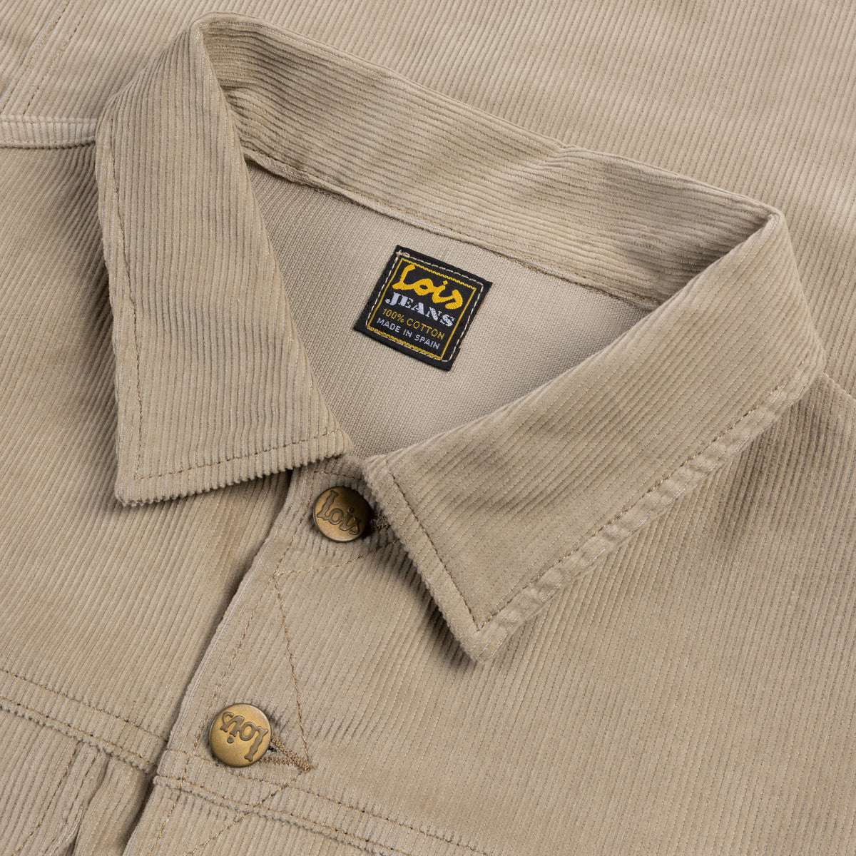 Close-up of a beige corduroy shirt collar with a Lois Jeans label.